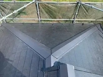 棟板金交換工事後のスレート屋根