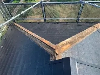 既存の棟板金を順に撤去