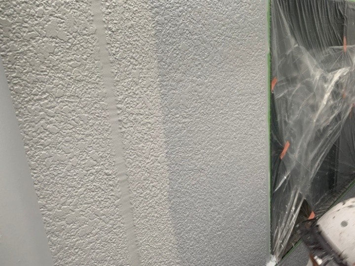 エスケー化研の「エスケープレミアムシリコン」の塗装風景