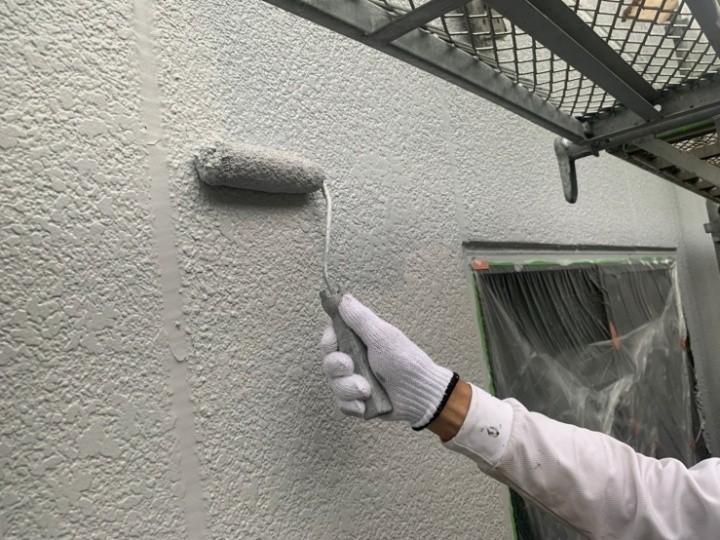 エスケー化研の「エスケープレミアムシリコン」の塗装作業