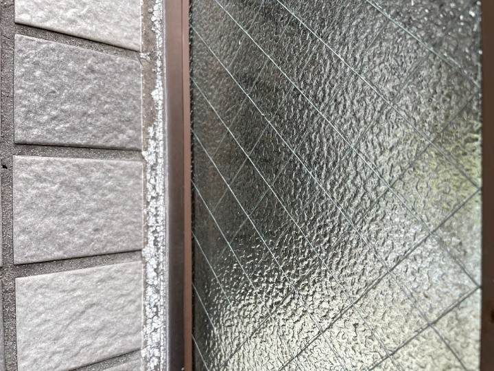 サッシ周りのシーリング表面に細かなひび割れや一部剥離