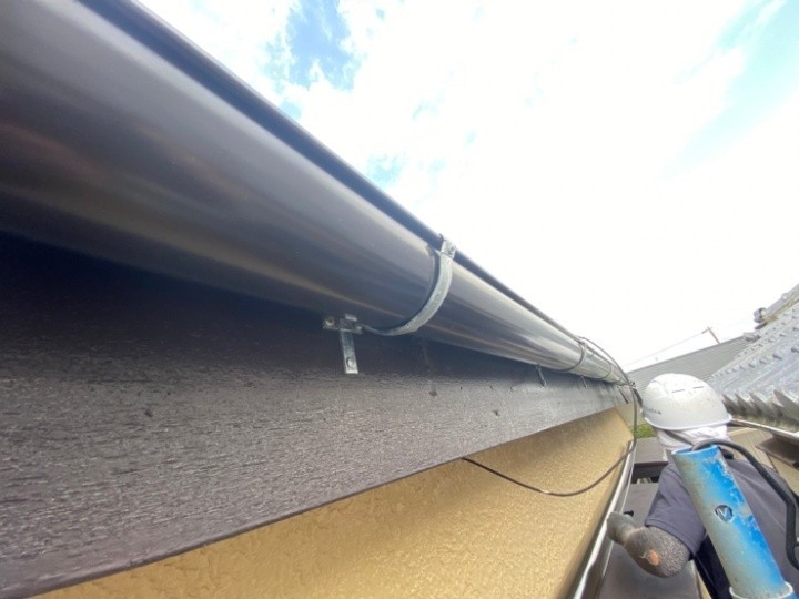 軒樋本体を取付け作業