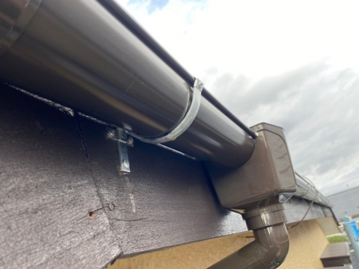 軒樋本体の取付作業後の状態