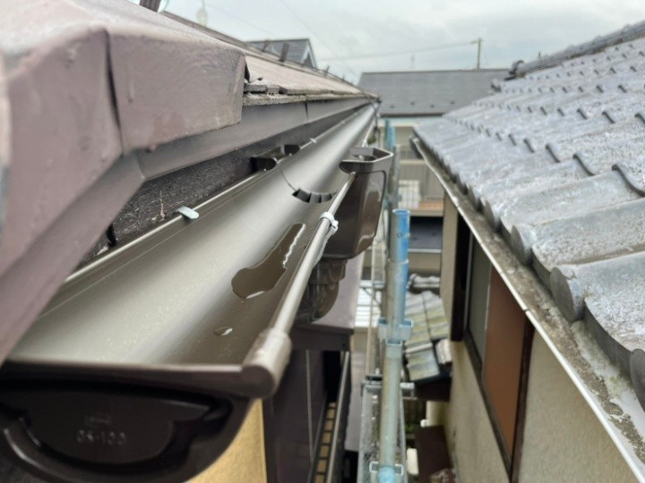 変形した雨樋の部分交換工事が完工した状態