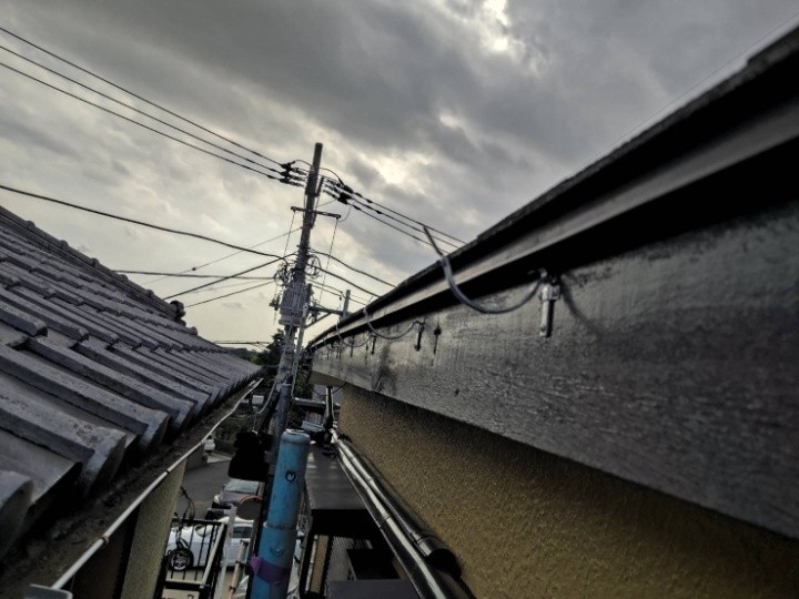 ステンレス製の金具を取付作業後の状態