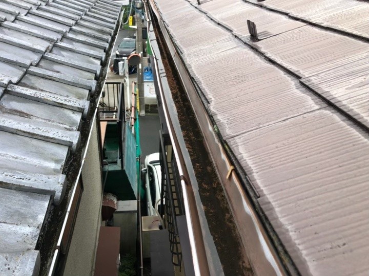 水が溢れてしまうほど変形した雨樋