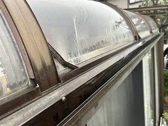 ポリカーボネート部分にヒビ割れが発生