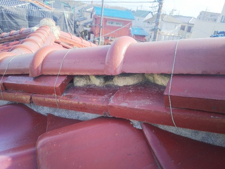 棟の土台となる葺き土がむき出しになっている状態