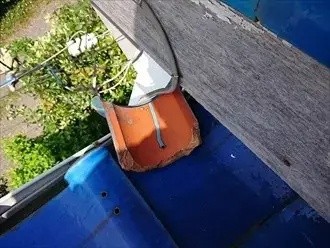 棟の上部を覆う冠瓦が固定されず軒先方向へ滑り落ちた状態