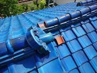 冠瓦が破損した状態