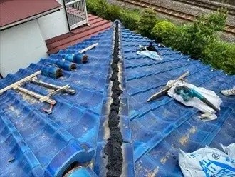 瓦に銅線を仕込み冠瓦を据え付けてから銅線で結束し固定