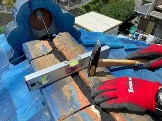 野地板にビスを打ち込み鬼瓦を銅線で固定