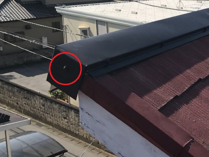 貫板に向かってビスを打ち込み棟板金を固定した後の状態