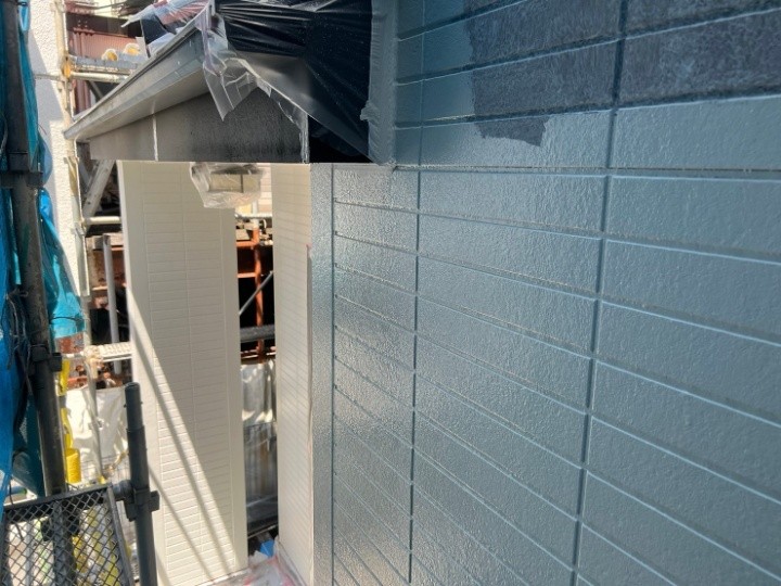 中塗りにエスケー化研の「エスケープレミアムシリコン」を使用