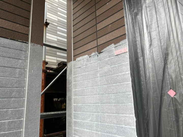 エスケー化研の「水性ソフトサーフSG」を使用して下塗り