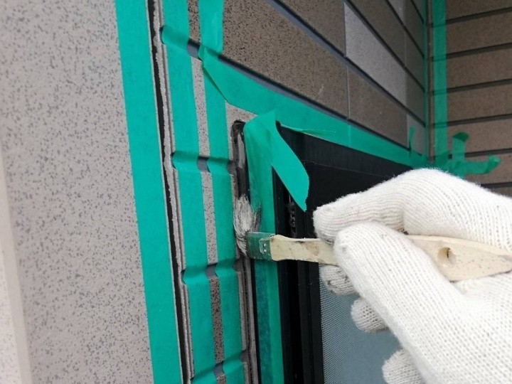 「シールプライマー」を塗布