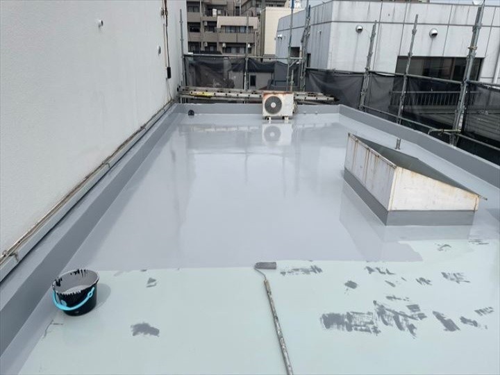 仕上げとしてトップコートの塗布