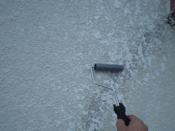 ローラーを用いて周囲の面と違和感が出ないよう細かく調整