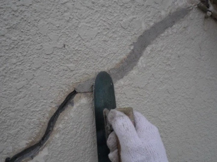 コテを用いて樹脂モルタルをしっかりと充填