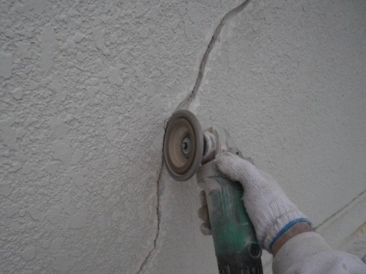 グラインダーを用いてVカット加工