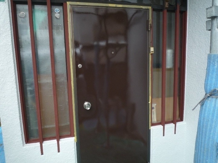 ドアの塗装工事が完了した状態