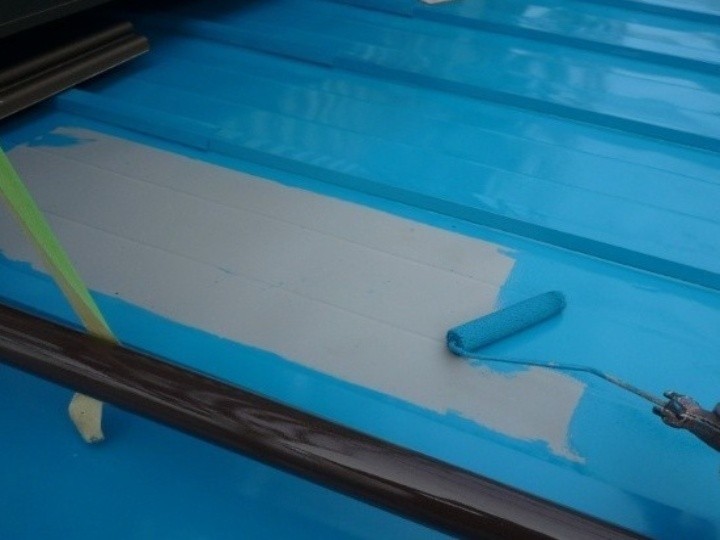 中塗りおよび上塗りの二回の塗装工程