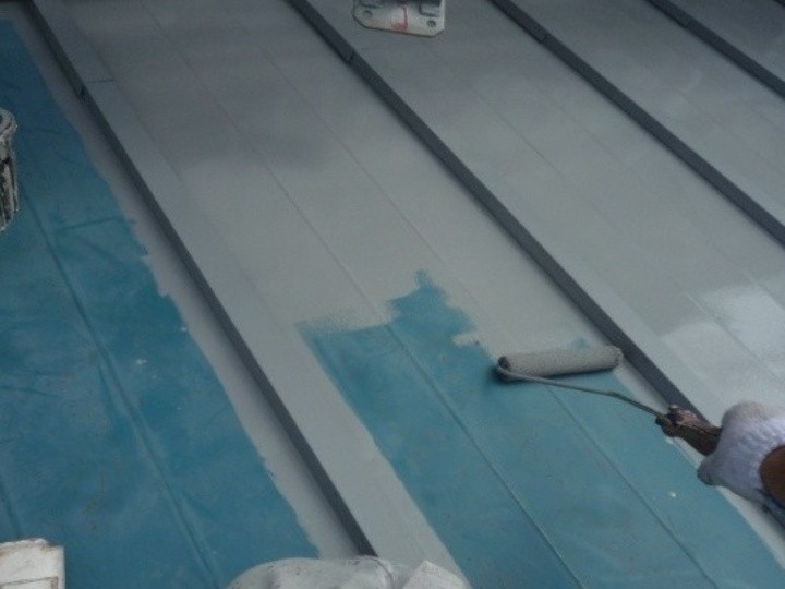 下塗りとして錆止め塗料を丁寧に塗布