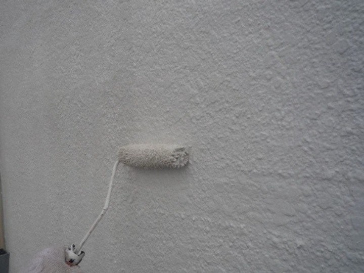 中塗りおよび上塗りの二回の塗装工程