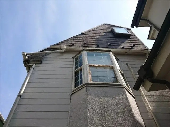 台風の影響で屋根の棟板金が飛散