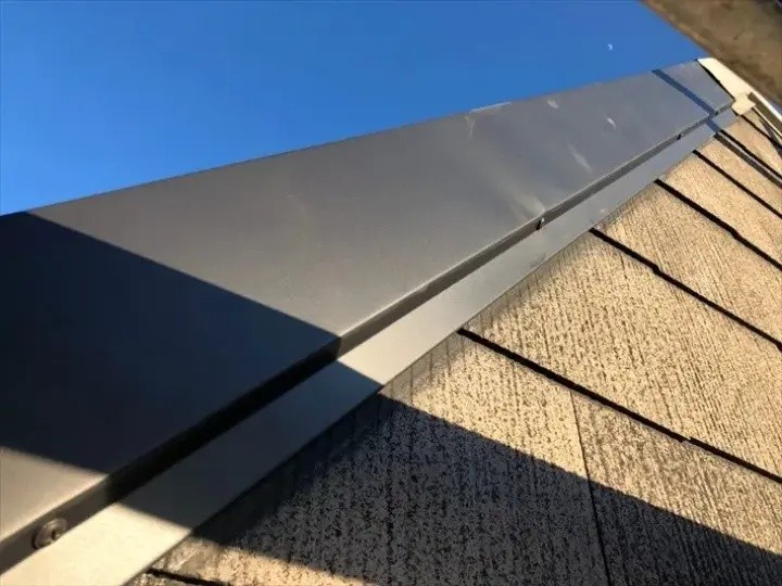 新しい棟板金を設置しビスで固定