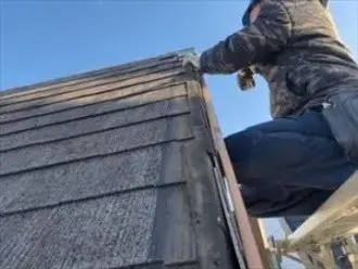 貫板を交換工事の作業風景