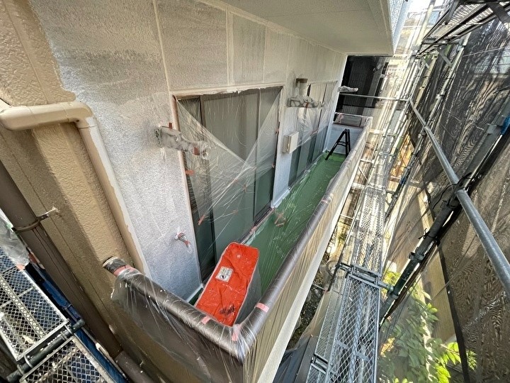 仕上げとなる上塗り作業後の外壁