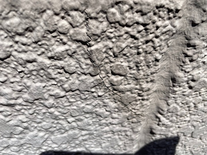 ALCパネルに縦方向の大きなひび割れが発生