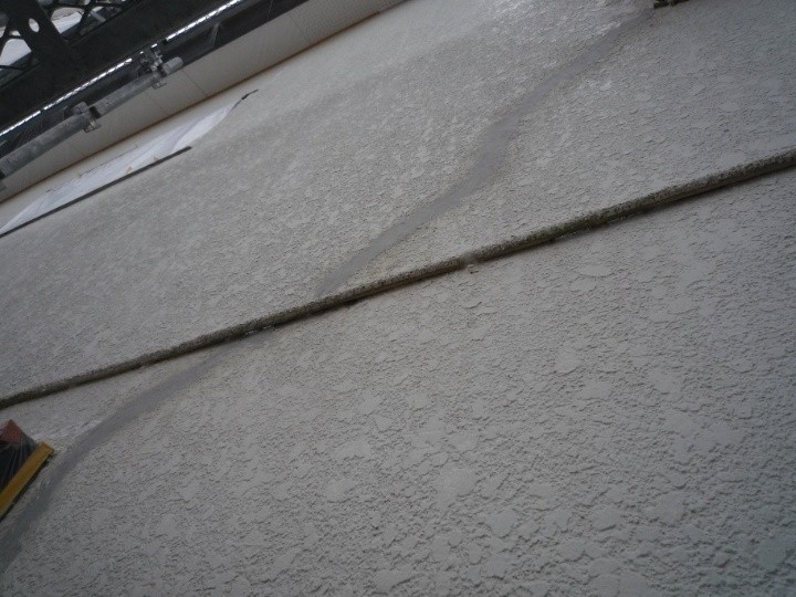 コテを用いて樹脂モルタルをしっかりと充填した後