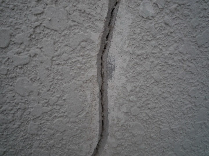 Vカット加工を施した箇所にプライマーを塗布した後