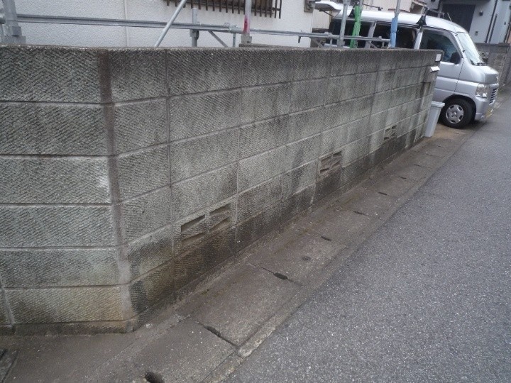 周囲の塀に対して洗浄作業後