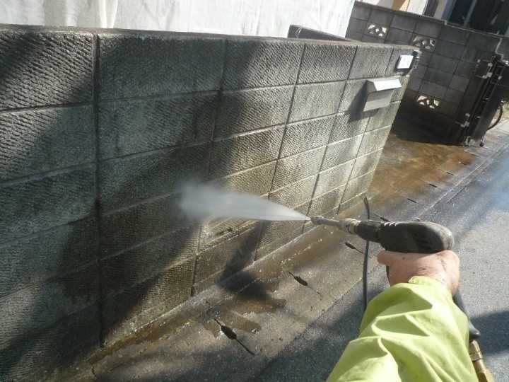 周囲の塀に対して洗浄作業