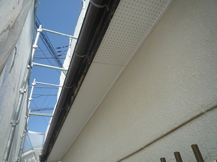 塗装箇所に対して洗浄作業する風景