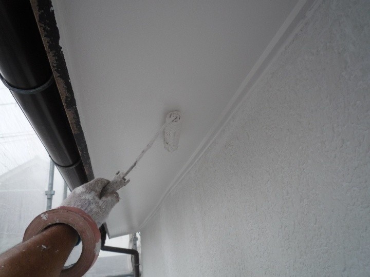 軒天専用塗料「ビルディック」を使用して塗装