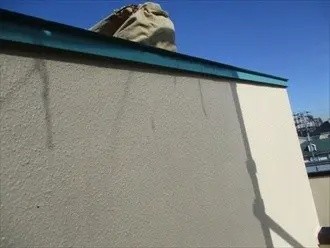 軒先に新しい軒樋を設置する作業工程