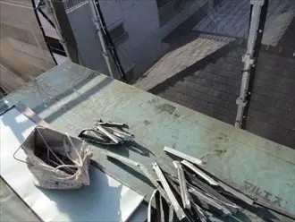 屋根葺き替え工事の施工風景