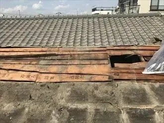 防水紙の撤去作業