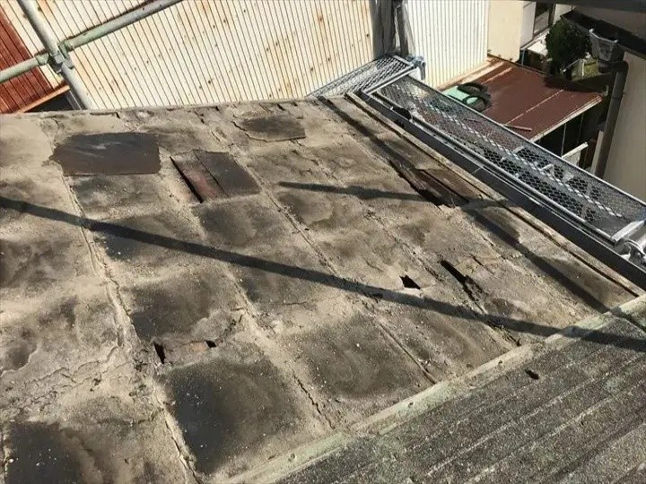 防水紙が破れ野地板が黒ずんでいる箇所