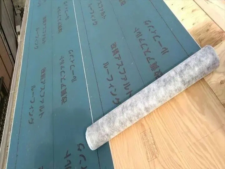 ルーフィングの設置作業