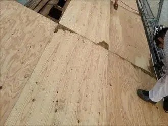 既存の野地板の上から新たに野地板を設置