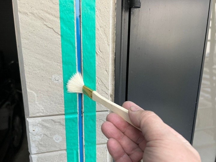 プライマー（専用の下塗り剤）を塗布