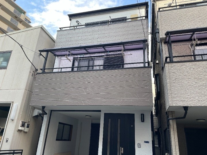 エスケープレミアム無機を使った外壁塗装工事後の住宅