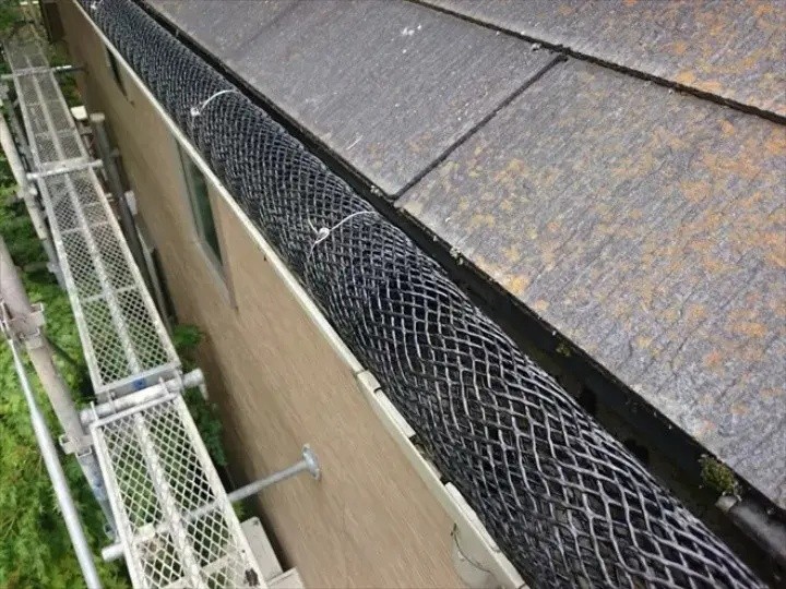 落ち葉除けネットの設置工事が完工した雨樋の状態
