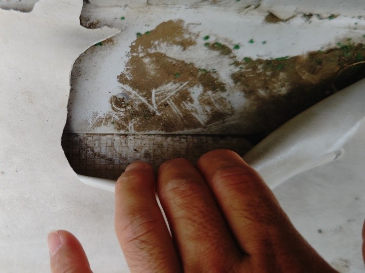 ベランダ床のシート自体が一部剥がれている状況