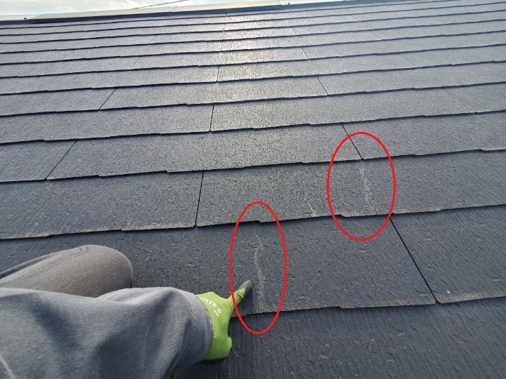 スレートに発生したひび割れが発生